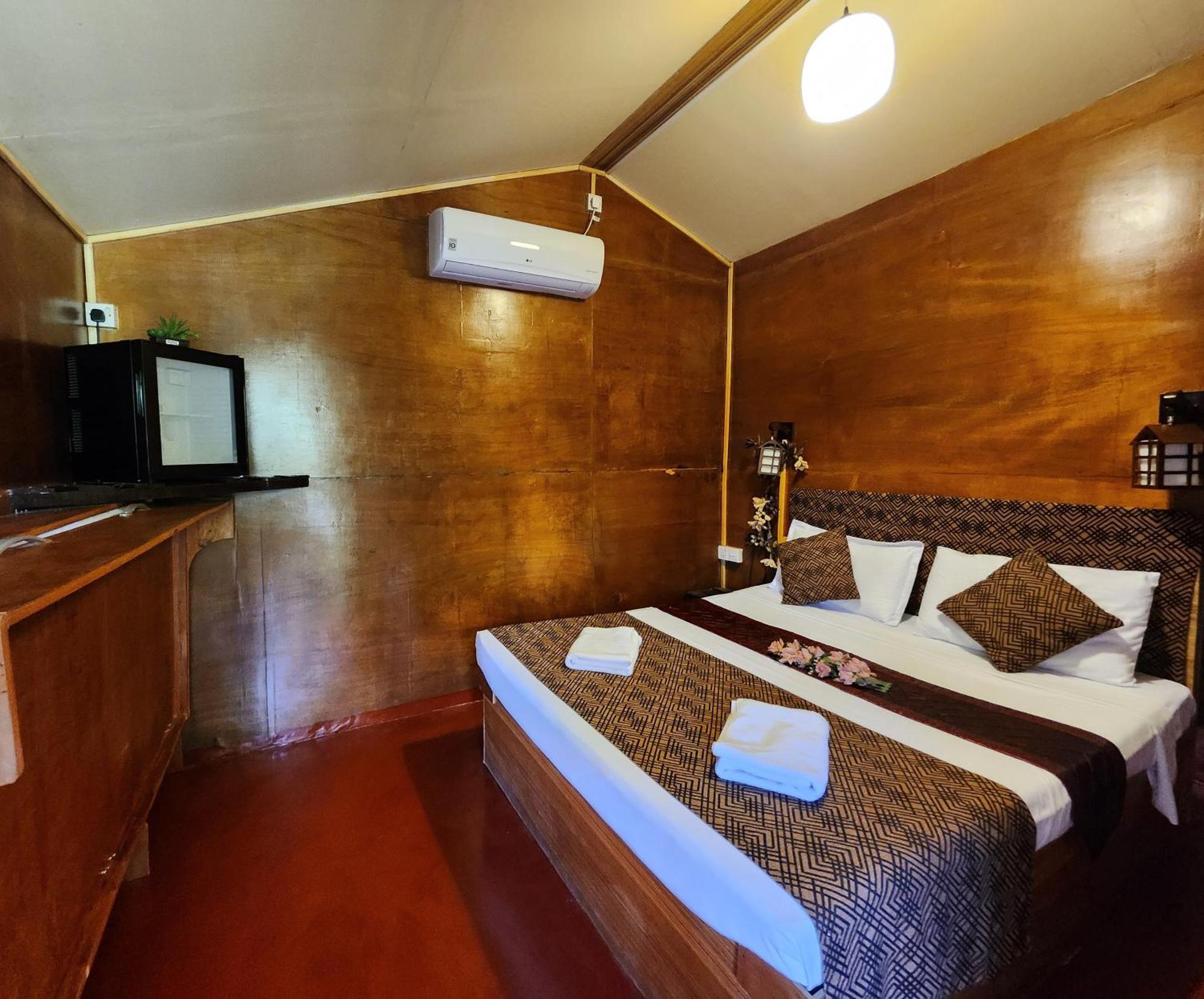 Woody Cabana Trincomalee Room photo