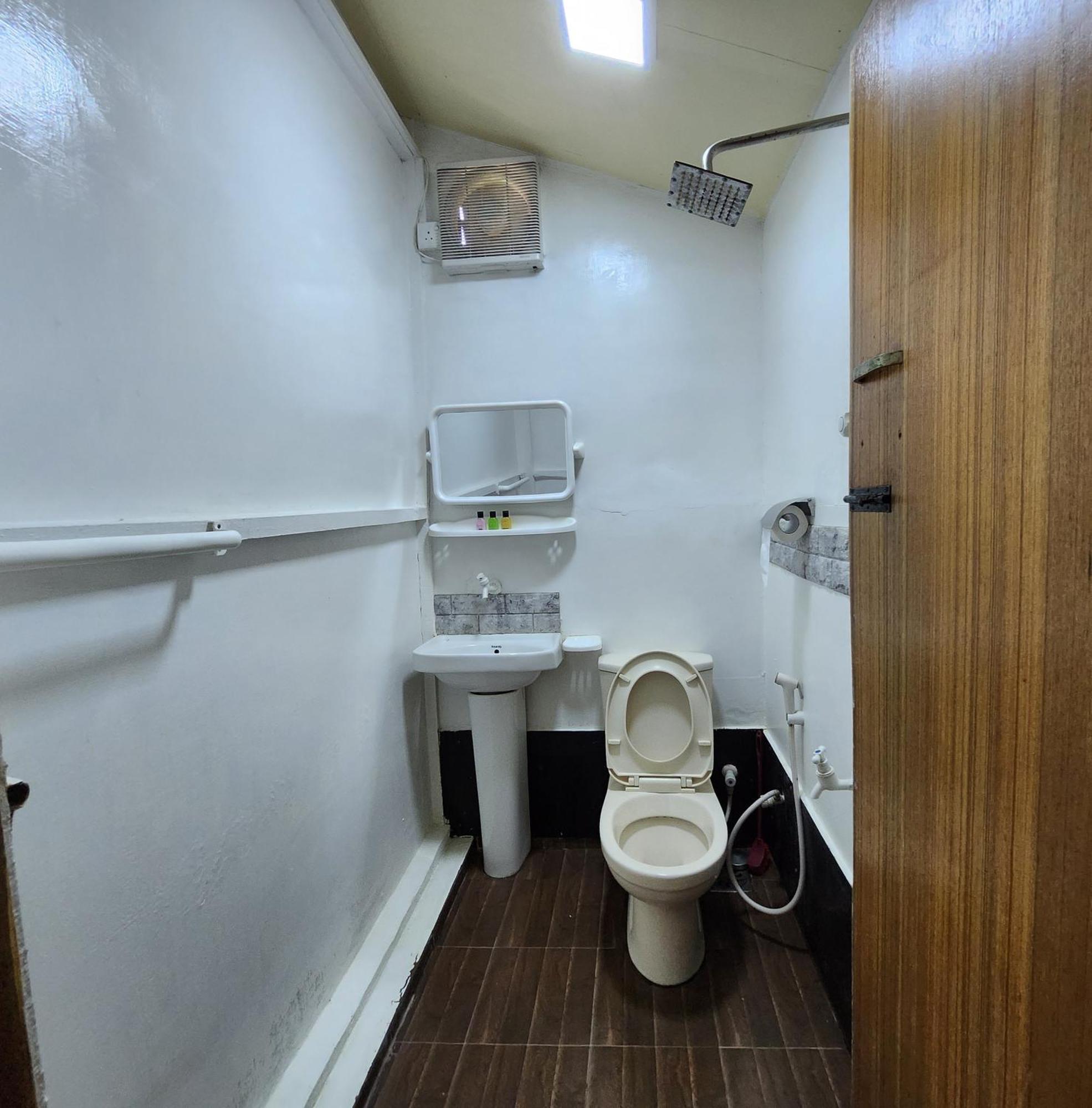 Woody Cabana Trincomalee Room photo